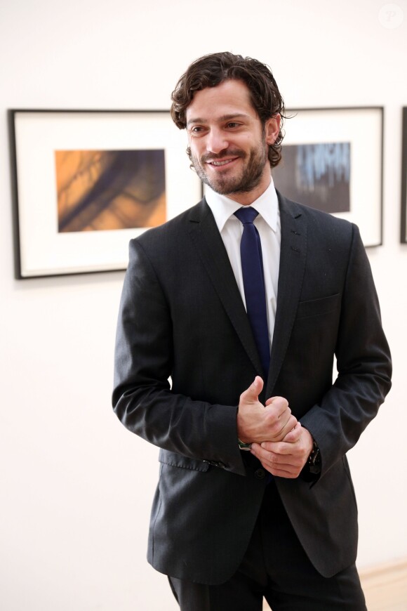 Le prince Carl Philip de Suède au musée Prince Eugène (Prins Eugene Waldemarsudde) à Stockholm, le 15 janvier 2015, pour découvrir les oeuvres d'artistes en lice pour le prix Reine Sonja.