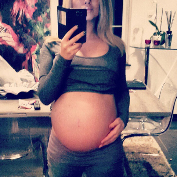 Stéphanie Clerbois (SS4) très enceinte le 16 janvier 2015.