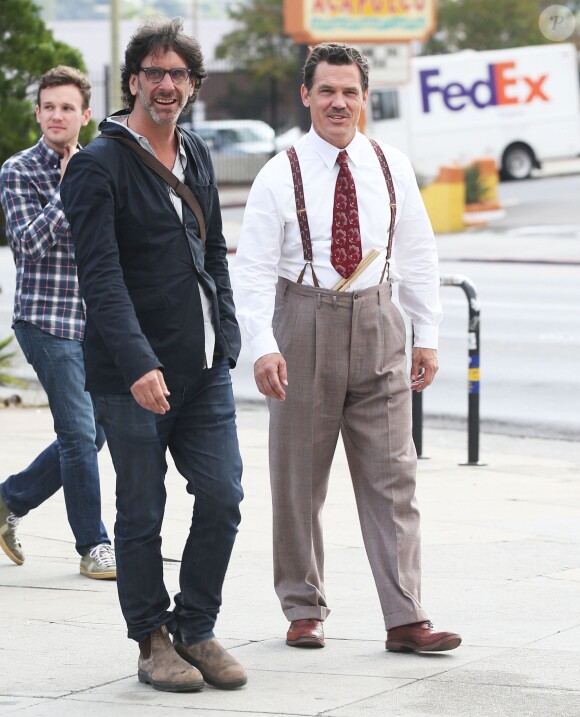 Josh Brolin et Joel Coen sur le tournage du nouveau film "Hail, Caesar!" des frères Coen à Los Angeles, le 12 novembre 2014.
