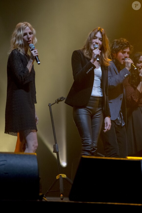 Sandrine Kiberlain et Carla Bruni - 10e gala de l'Association pour la Recherche sur Alzheimer avec le spectacle "2 Générations chantent pour la 3ème", créé par Pierre Souchon, à l'Olympia de Paris le 19 janvier 2015.