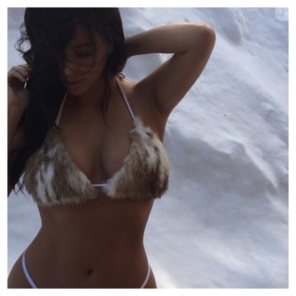 Kim Kardashian, photographiée par Kanye West en bikini et bottes en fourrure, lors d'un week-end en amoureux à Park City. Janvier 2015.