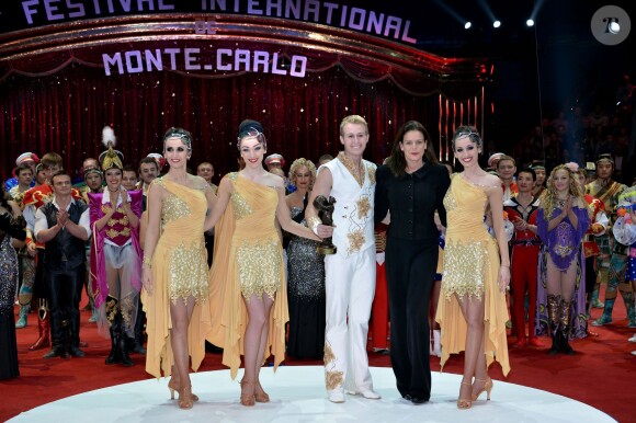 La princesse Stéphanie de Monaco remet l'un des six Clowns de bronze à la famille Errani lors de la soirée de gala du 39e Festival du cirque de Monte-Carlo, le 20 janvier 2015 sous le chapiteau de Fontvieille.