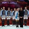 La princesse Stéphanie de Monaco remet l'un des Clowns d'Argent à la troupe Pronin lors de la soirée de gala du 39e Festival du cirque de Monte-Carlo, le 20 janvier 2015 sous le chapiteau de Fontvieille.