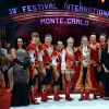 Pauline Ducruet remet l'un des Clowns d'Argent à la troupe Yakov EKK lors de la soirée de gala du 39e Festival du cirque de Monte-Carlo, le 20 janvier 2015 sous le chapiteau de Fontvieille.
