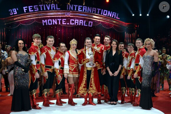 Pauline Ducruet remet l'un des Clowns d'Argent à la troupe Yakov EKK lors de la soirée de gala du 39e Festival du cirque de Monte-Carlo, le 20 janvier 2015 sous le chapiteau de Fontvieille.