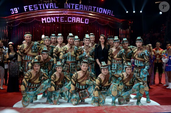 Pauline Ducruet remet l'un des Clowns d'Argent à la troupe acrobatique de Tianjin lors de la soirée de gala du 39e Festival du cirque de Monte-Carlo, le 20 janvier 2015 sous le chapiteau de Fontvieille.