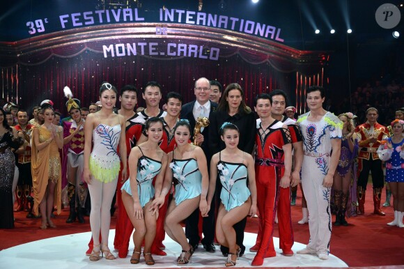Le Prince Albert II de Monaco et la princesse Stéphanie remettent l'un des Clowns d'Or aux artistes du cirque national de Pyongyang pour les numéros de trapèze volant et pas de deux lors de la soirée de gala du 39e Festival du cirque de Monte-Carlo, le 20 janvier 2015 sous le chapiteau de Fontvieille.