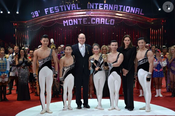 Le Prince Albert II de Monaco et la princesse Stéphanie remettent l'un des quatre Clowns d'Or à la troupe nationale acrobatique de Chine lors de la soirée de gala du 39e Festival du cirque de Monte-Carlo, le 20 janvier 2015 sous le chapiteau de Fontvieille.