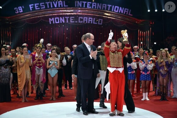 Le Prince Albert II de Monaco et sa soeur la princesse Stéphanie remettent l'un des Clowns d'Or aux clowns Fumagalli et Daris lors de la soirée de gala du 39e Festival du cirque de Monte-Carlo, le 20 janvier 2015 sous le chapiteau de Fontvieille.