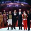 Le Prince Albert de Monaco et la princesse Stéphanie remettent l'un des Clowns d'Or aux clowns Fumagalli et Daris lors de la soirée de gala du 39e Festival du cirque de Monte-Carlo, le 20 janvier 2015 sous le chapiteau de Fontvieille.