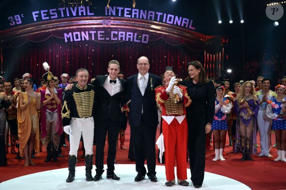 Le Prince Albert de Monaco et la princesse Stéphanie remettent l'un des Clowns d'Or aux clowns Fumagalli et Daris lors de la soirée de gala du 39e Festival du cirque de Monte-Carlo, le 20 janvier 2015 sous le chapiteau de Fontvieille.