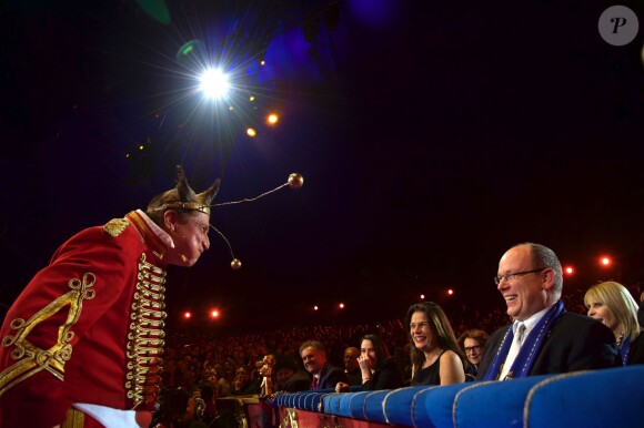 La princesse Stéphanie de Monaco et le prince Albert II de Monaco hilares devant un clown lors de la soirée de gala du 39e Festival du cirque de Monte-Carlo, le 20 janvier 2015 sous le chapiteau de Fontvieille.