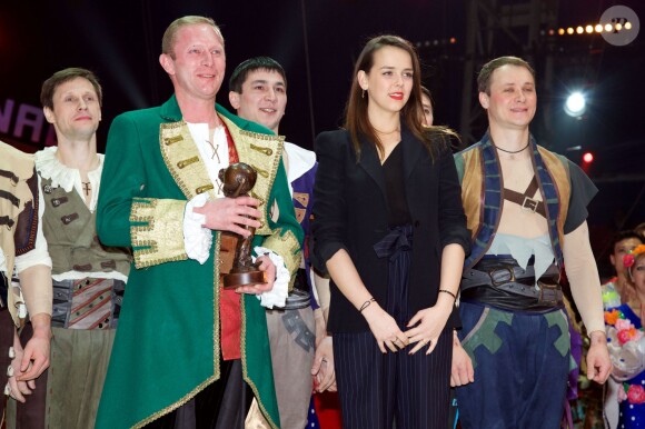 Pauline Ducruet remet un Clown de Bronze à la troupe Kolykhalov lors de la soirée de gala du 39e Festival du cirque de Monte-Carlo, le 20 janvier 2015 sous le chapiteau de Fontvieille.