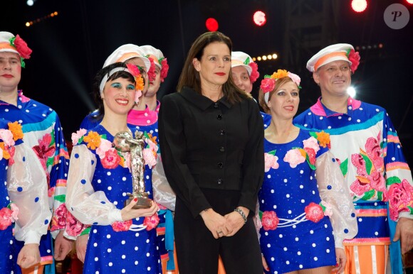 La princesse Stéphanie de Monaco remet l'un des Clowns d'Argent à la troupe Shatirov lors de la soirée de gala du 39e Festival du cirque de Monte-Carlo, le 20 janvier 2015 sous le chapiteau de Fontvieille.