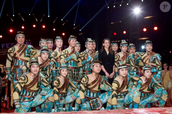 Pauline Ducruet remet l'un des Clowns d'Argent à la troupe acrobatique de Tianjin lors de la soirée de gala du 39e Festival du cirque de Monte-Carlo, le 20 janvier 2015 sous le chapiteau de Fontvieille.