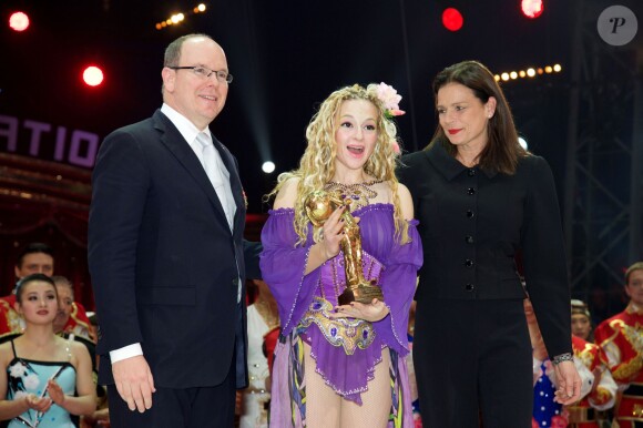 Le Prince Albert II de Monaco et la princesse Stéphanie remettent l'un des quatre Clowns d'Or à Anastasia Fedotovan-Stykan pour son numéro de dressage de chevaux lors de la soirée de gala du 39e Festival du cirque de Monte-Carlo, le 20 janvier 2015 sous le chapiteau de Fontvieille.