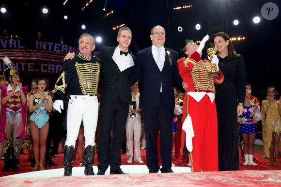 Le Prince Albert de Monaco et la princesse Stéphanie remettent l'un des Clowns d'Or aux clowns Fumagalli et Daris lors de la soirée de gala du 39e Festival du cirque de Monte-Carlo, le 20 janvier 2015 sous le chapiteau de Fontvieille.