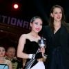 Pauline Ducruet remet la coupe en mémoire de la princesse Antoinette à Miss Ding Shuang de la troupe acrobatique nationale de Chine lors de la soirée de gala du 39e Festival du cirque de Monte-Carlo, le 20 janvier 2015 sous le chapiteau de Fontvieille.