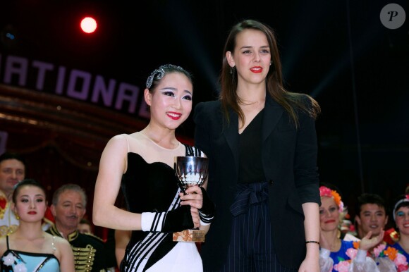 Pauline Ducruet remet la coupe en mémoire de la princesse Antoinette à Miss Ding Shuang de la troupe acrobatique nationale de Chine lors de la soirée de gala du 39e Festival du cirque de Monte-Carlo, le 20 janvier 2015 sous le chapiteau de Fontvieille.