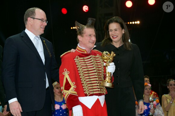 Le prince Albert II de Monaco et la princesse Stéphanie remettent l'un des Clowns d'Or aux clowns Fumagalli lors de la soirée de gala du 39e Festival du cirque de Monte-Carlo, le 20 janvier 2015 sous le chapiteau de Fontvieille.