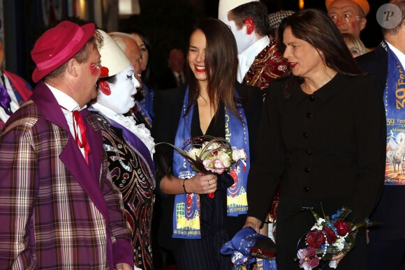 Pauline Ducruet et sa mère la princesse Stéphanie de Monaco face à des clowns lors de la soirée de gala du 39e Festival du cirque de Monte-Carlo, le 20 janvier 2015 sous le chapiteau de Fontvieille.