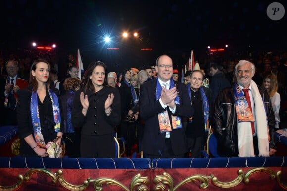 Pauline Ducruet, la princesse Stéphanie de Monaco, le prince Albert II de Monaco, Robert Hossein, Jean-Paul Belmondo applaudissent lors de la soirée de gala du 39e Festival du cirque de Monte-Carlo, le 20 janvier 2015 sous le chapiteau de Fontvieille.