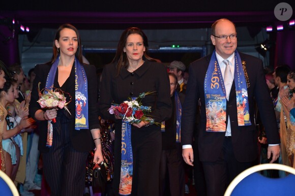 La princesse Stéphanie de Monaco entre sa fille Pauline Ducruet et son frère le prince Albert II de Monaco lors de la soirée de gala du 39e Festival du cirque de Monte-Carlo, le 20 janvier 2015 sous le chapiteau de Fontvieille.