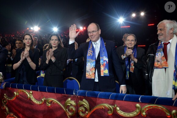 Le prince Albert II de Monaco entouré de Pauline Ducruet, la princesse Stéphanie de Monaco, Robert Hossein et Jean-Paul Belmondo lors de la soirée de gala du 39e Festival du cirque de Monte-Carlo, le 20 janvier 2015 sous le chapiteau de Fontvieille.