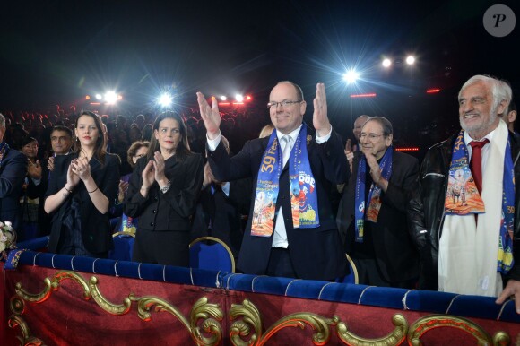 Le prince Albert II de Monaco entouré de Pauline Ducruet, la princesse Stéphanie de Monaco, Robert Hossein et Jean-Paul Belmondo lors de la soirée de gala du 39e Festival du cirque de Monte-Carlo, le 20 janvier 2015 sous le chapiteau de Fontvieille.