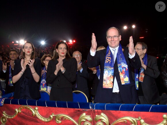 Le prince Albert II de Monaco entouré de Pauline Ducruet, la princesse Stéphanie de Monaco, Robert Hossein et Jean-Paul Belmondo lors de la soirée de gala du 39e Festival du cirque de Monte-Carlo, le 20 janvier 2015 sous le chapiteau de Fontvieille.