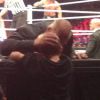 Triple H console un jeune fan en train de pleurer lors du Monday Night Raw le 19 janvier 2015. 