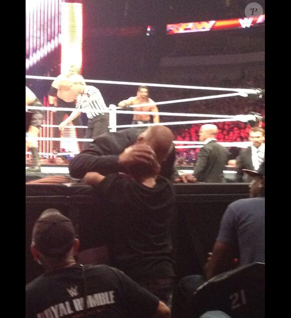 Triple H console un jeune fan en train de pleurer lors du Monday Night Raw le 19 janvier 2015. 