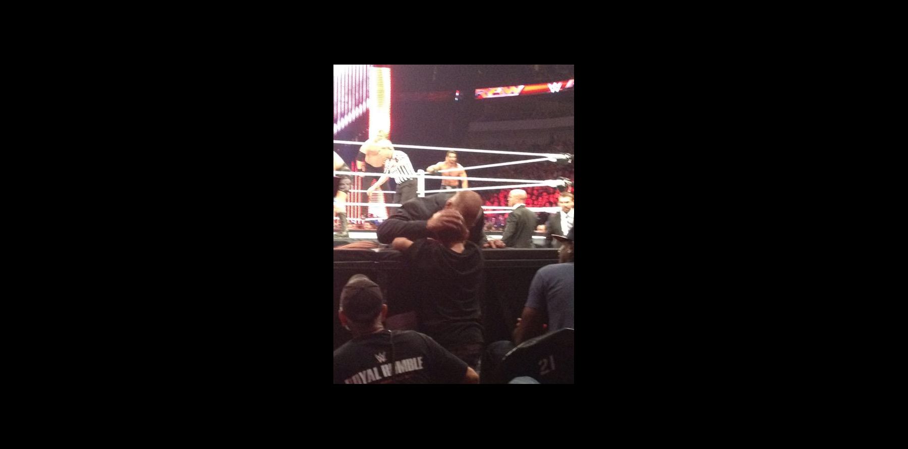 Triple H, catcheur au grand coeur : En plein combat, il console un fan