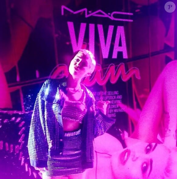 La chanteuse Miley Cyrus fait la promo de la campagne Viva Glam de MAC au profit de la lutte contre le sida, le 22 janvier 2015