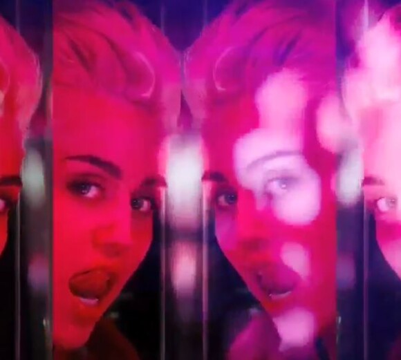 La chanteuse Miley Cyrus fait la promo de la campagne Viva Glam de MAC au profit de la lutte contre le sida, le 22 janvier 2015 (capture d'écran vidéo MAC)