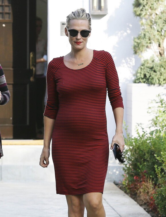 Molly Sims enceinte sort d'un rendez-vous à Los Angeles, le 21 janvier 2015.