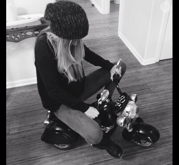 Marisa Miller s'amuse avec la moto de son fils le 5 février 2014.