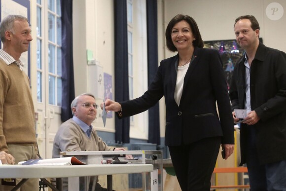 Anne Hidalgo et son mari, le député Jean-Marc Germain, ont voté dans le 15e arrondissement lors du second tour des Municipales, à Paris le 30 mars 2014. 