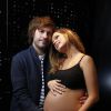 L'animatrice et comédienne Jenny Del Pino, enceinte, et son compagnon Gontran Cherrier posent le 14 décembre 2014, rue Caulaincourt dans le 17e arrondissement de Paris, où ce dernier a ouvert récemment une boulangerie.