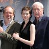 Hans Zimmer, Anne Hathaway, et Michael Caine présents sur Hollywood Boulevard pour applaudir Christopher Nolan le 7 juillet 2012, lors de l'inauguration de son étoile.