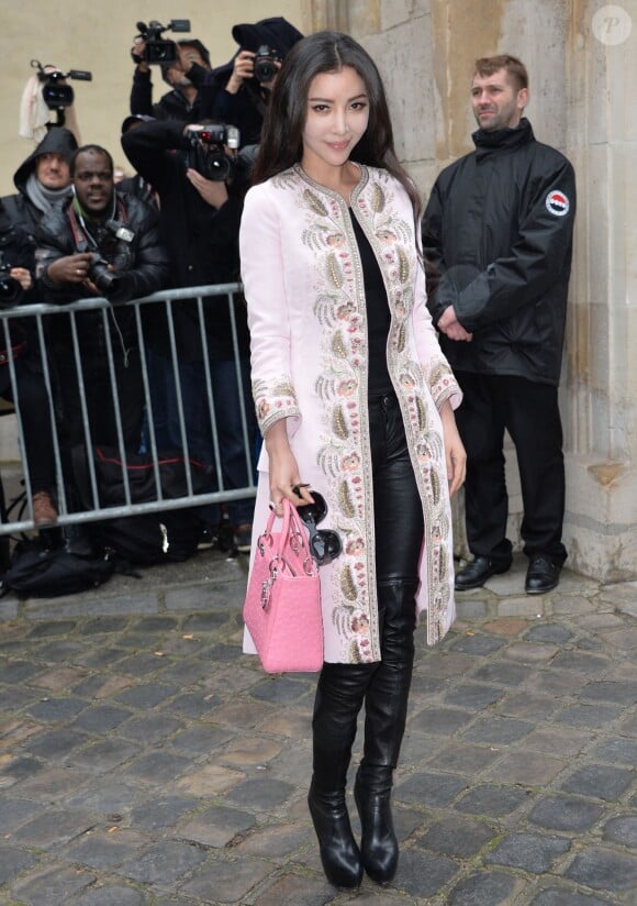 Li Bingbing arrive au Musée Rodin pour assister au défilé Christian Dior haute couture printemps-été 2015. Paris, le 26 janvier 2015.