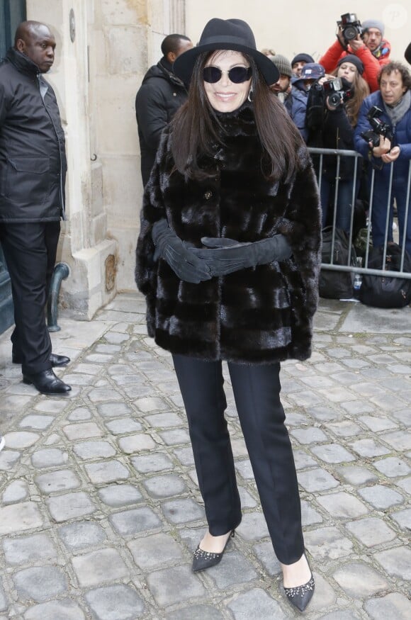 Mouna Ayoub arrive au Musée Rodin pour assister au défilé Christian Dior haute couture printemps-été 2015. Paris, le 26 janvier 2015.