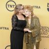 Debbie Reynolds, honorée pour sa carrière, et sa fille Carrie Fisher - Pressroom lors de la 21e cérémonie annuelle des "Screen Actors Guild Awards" à l'auditorium "The Shrine" à Los Angeles, le 25 janvier 2015os Angeles