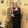Debbie Reynolds, honorée pour sa carrière, et sa fille Carrie Fisher - Pressroom lors de la 21e cérémonie annuelle des "Screen Actors Guild Awards" à l'auditorium "The Shrine" à Los Angeles, le 25 janvier 2015os Angeles