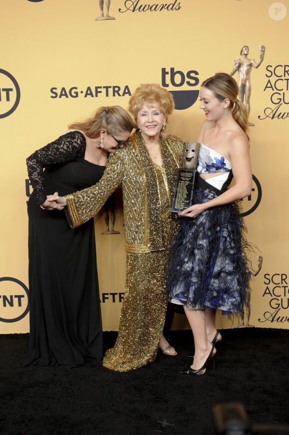 Debbie Reynolds, sa fille Carrie Fisher et sa petite fille Billie Lourd - Press room lors de la 21e cérémonie annuelle des "Screen Actors Guild Awards" à l'auditorium "The Shrine" à Los Angeles, le 25 janvier 2015