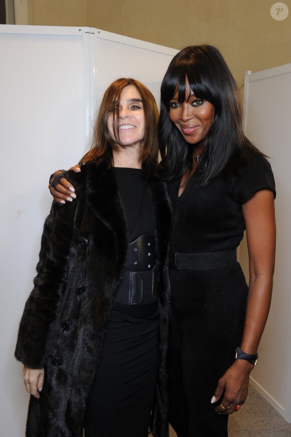Carine Roitfeld et Naomi Campbell dans les coulisses du défilé La Perla Atelier printemps-été 2015 à l'hôtel Salomon de Rothschild. Paris, le 26 janvier 2015.