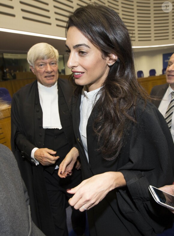 Amal Alamuddin-Clooney quitte l'audience ou elle plaide pour défendre l'Arménie devant la cour Européenne des droits de l'homme à Strasbourg le 28 janvier 2015.