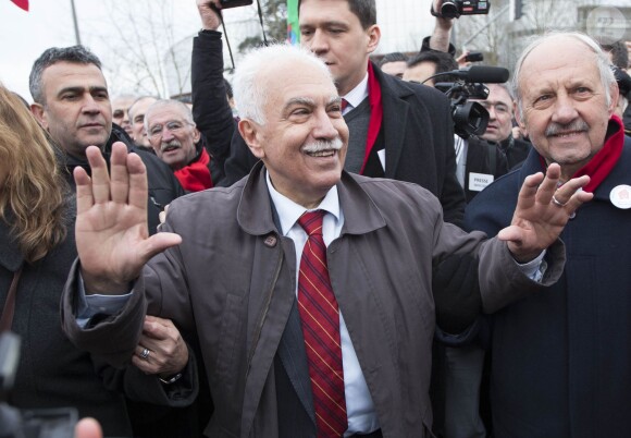 Le politicien turc, Dogu Perinçek quitte la cour Européenne des droits de l'homme pour rejoindre les manifestants pro-Turcs à Strasbourg le 28 janvier 2015.