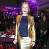 Karin Viard (porte une veste et une jupe en cuir doré, un pull en cachemire bleu marine avec une pochette et des chaussures, Ralph Lauren Collection) au Dîner de la mode pour le Sidaction au pavillon d'Armenonville à Paris le 29 janvier 2015.