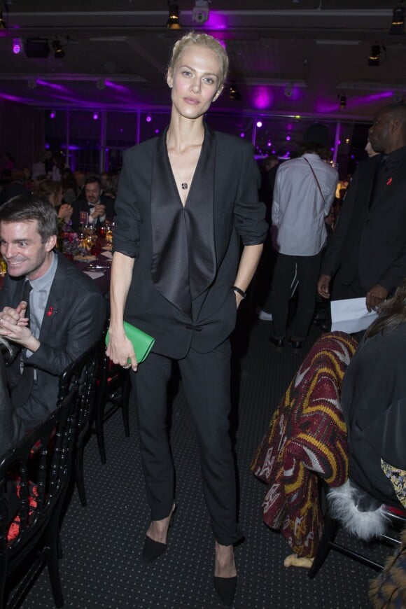 Aymeline Valade, ravissante en costume noir, assiste au 13e Dîner de la mode au profit du Sidaction au Pavillon d'Armenonville. Paris, le 29 janvier 2015.